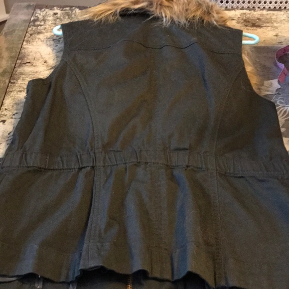 Very flattering army green faux fur vest - Picture 5 of 5